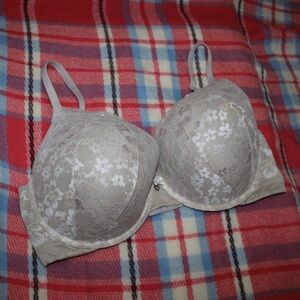 Victoria's Secret Cream Lace Bra with Underwire Support